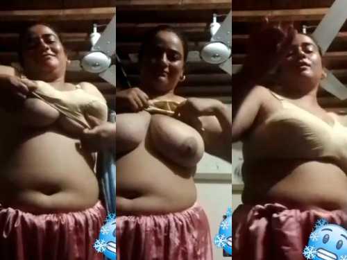 Paki Bhabhi Showing Big Boobs and Sexy Navel in VC To L0ver