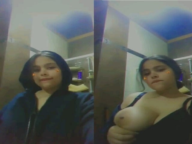 Pakistani Girl In Gulf Showing Round Big Boobs