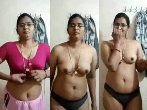 Beautiful Tamil bhabhi boobs Show Nude Video