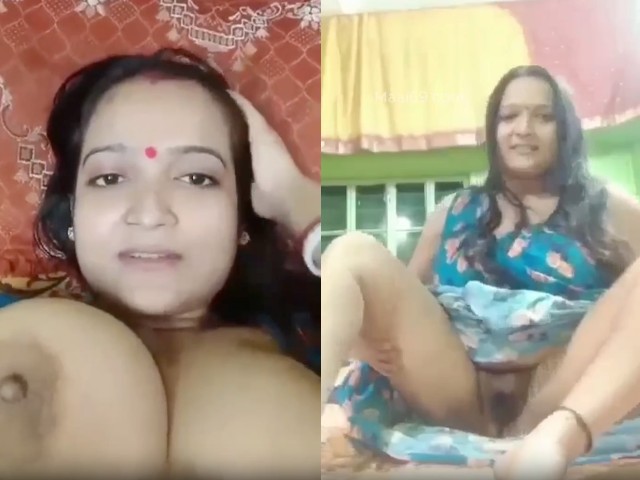 Horny Sexy Boudi Showing Boobs and Fingering