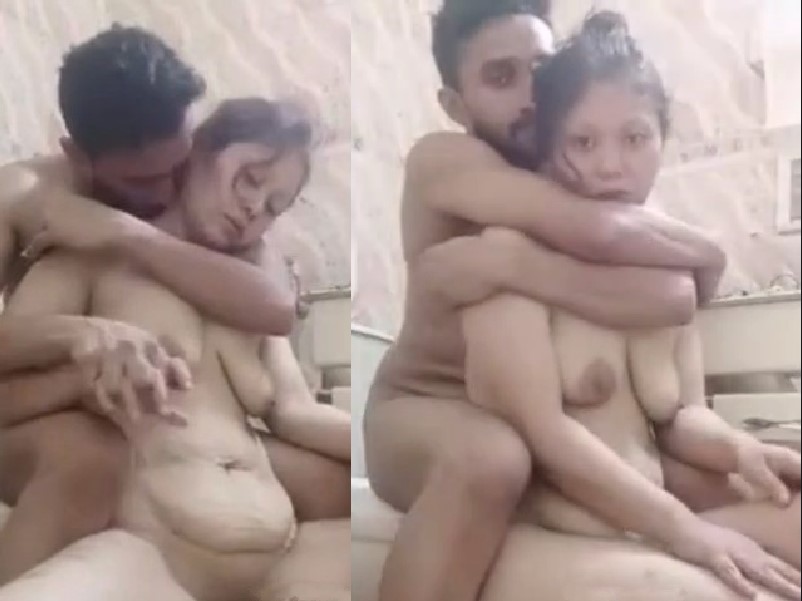 Desi Hot Gf BoyFriend Bathroom Sex and Sucking Dick Video
